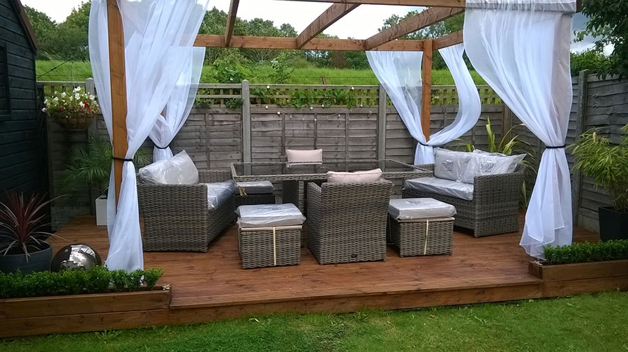 outdoor dining area by Paul Timms Fencing